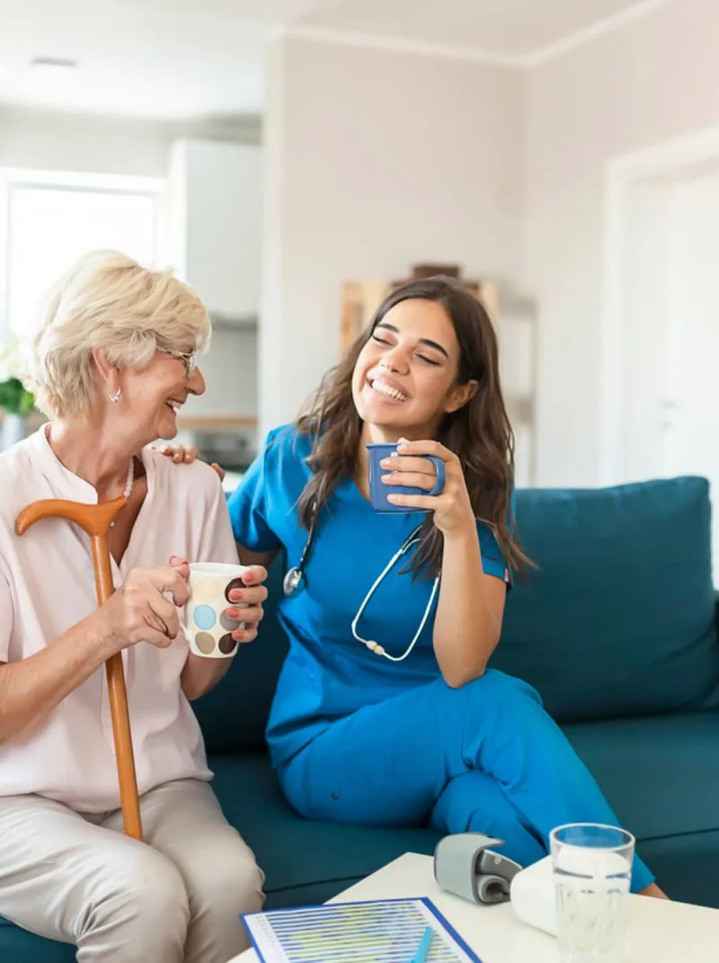 Betreuungskraft mit einer Seniorin